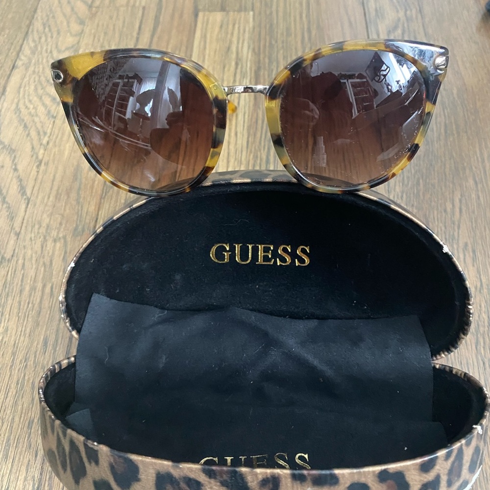 2 pairs!!! Guess sunglasses tortoise and black